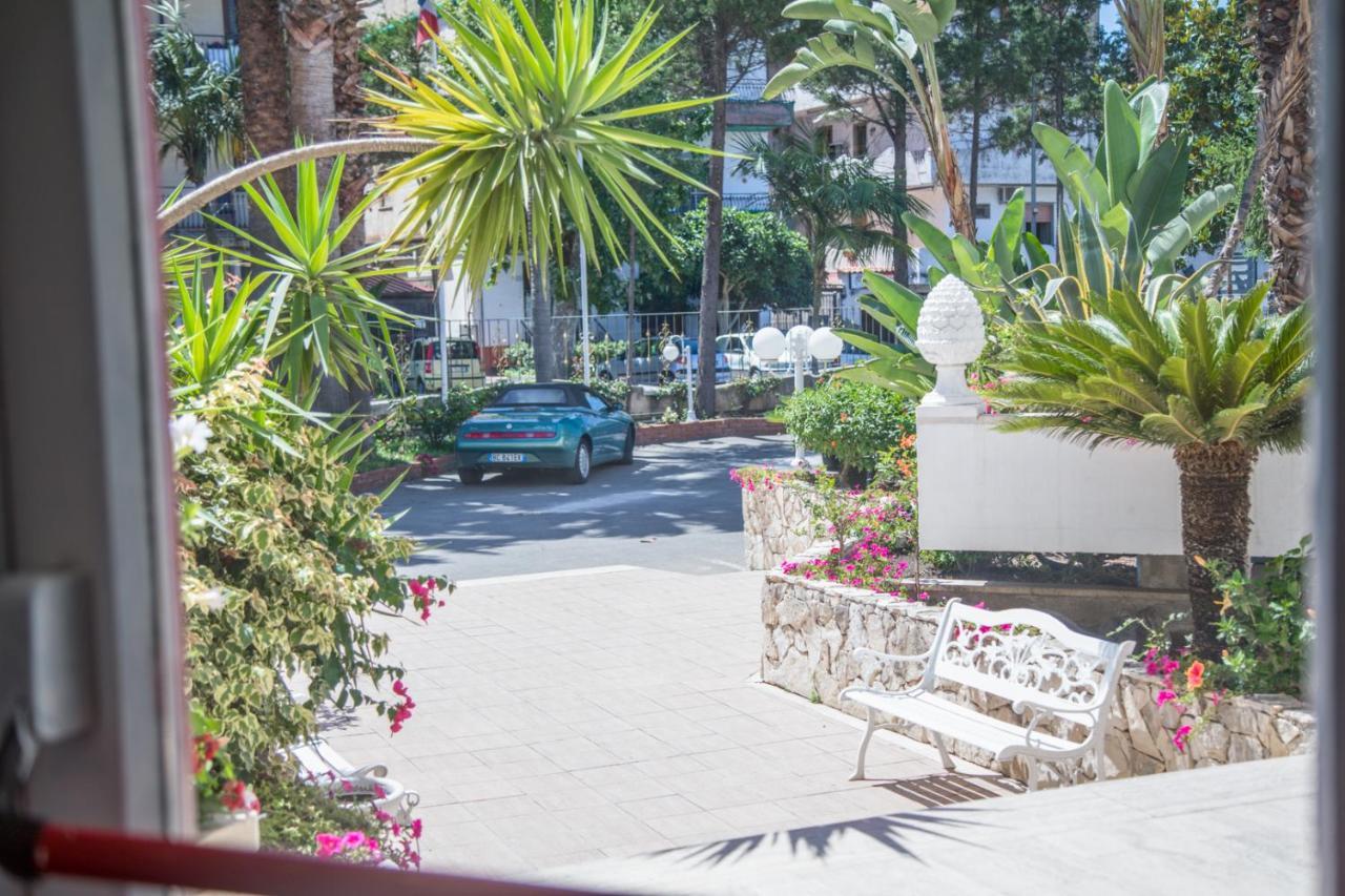 Assinos Palace Hotel Giardini-Naxos Exterior foto